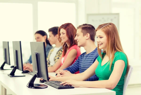 Étudiante avec ses camarades de classe en classe d'informatique — Photo