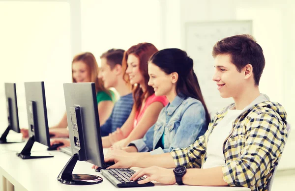 Studente maschio con compagni di classe in classe di computer — Foto Stock