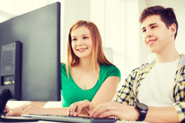 Due studenti sorridenti che discutono — Foto Stock