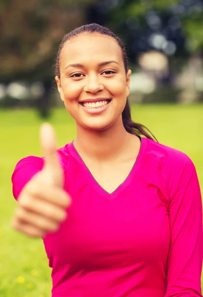Uśmiechający się african american kobieta Wyświetlono kciuk w — Zdjęcie stockowe