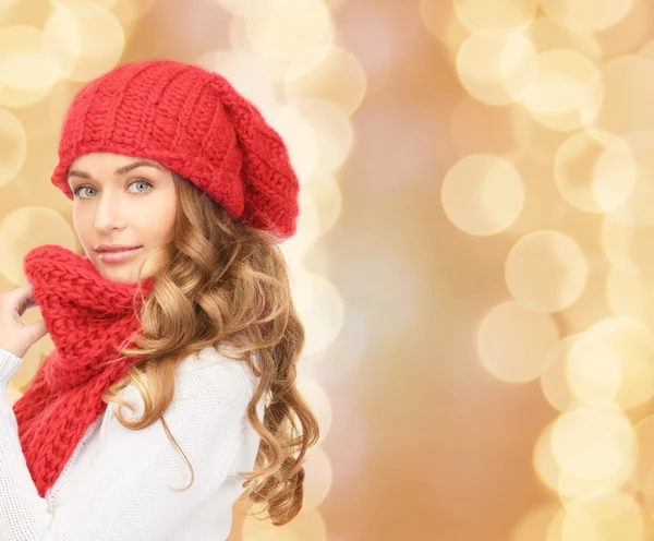 Giovane donna in abiti invernali — Foto Stock