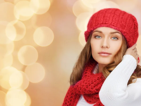 Jeune femme en vêtements d'hiver — Photo