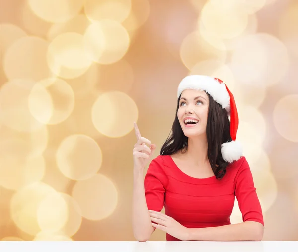 Usmívající se žena v santa hat pomocníka — Stock fotografie