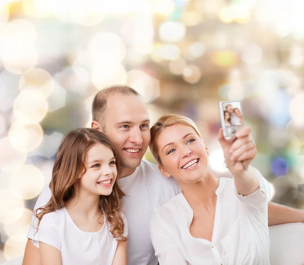 Famiglia felice con macchina fotografica a casa — Foto Stock