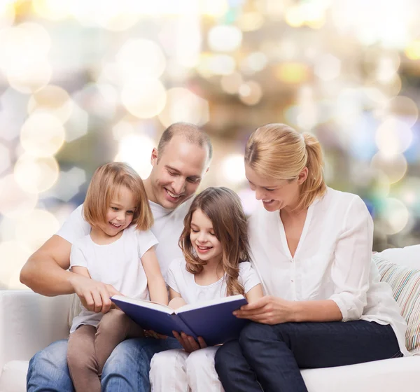 Familia feliz con libro en casa — Foto de Stock