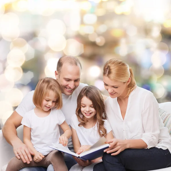 Famiglia felice con libro a casa — Foto Stock