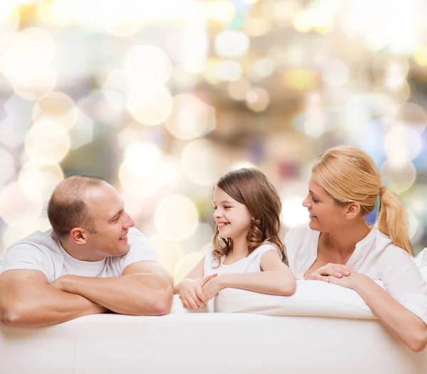 Família feliz em casa — Fotografia de Stock