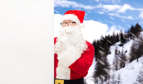 Человек в костюме Санта-Клауса с рекламным щитом — стоковое фото
