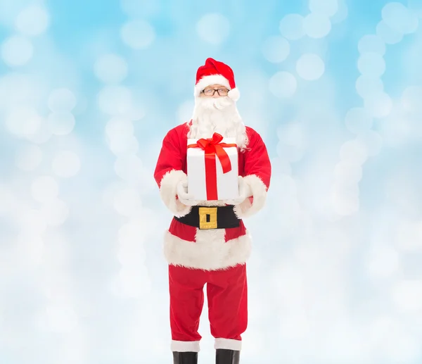 Man in costume of santa claus with gift box — Stock Photo, Image