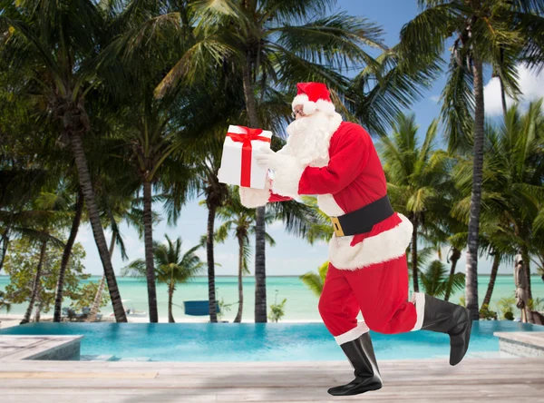 Homme en costume de Père Noël claus avec boîte cadeau — Photo