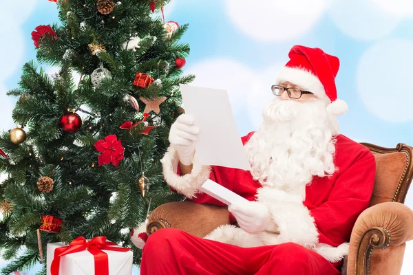 Man in costume of santa claus with letter — Stock Photo, Image