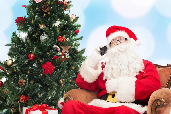 Santa Claus con smartphone y árbol de Navidad —  Fotos de Stock