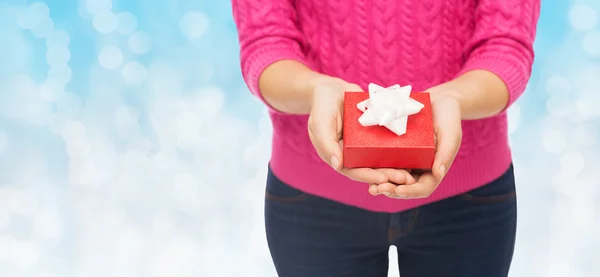 Nahaufnahme einer Frau im rosafarbenen Pullover mit Geschenkbox — Stockfoto