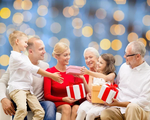 Familia sonriente con regalos — Foto de Stock