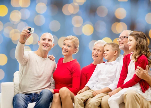 Famiglia sorridente con macchina fotografica — Foto Stock