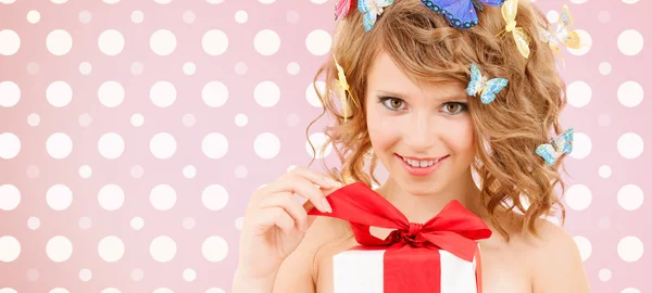 Lächelnde junge Frau mit Geschenkbox — Stockfoto