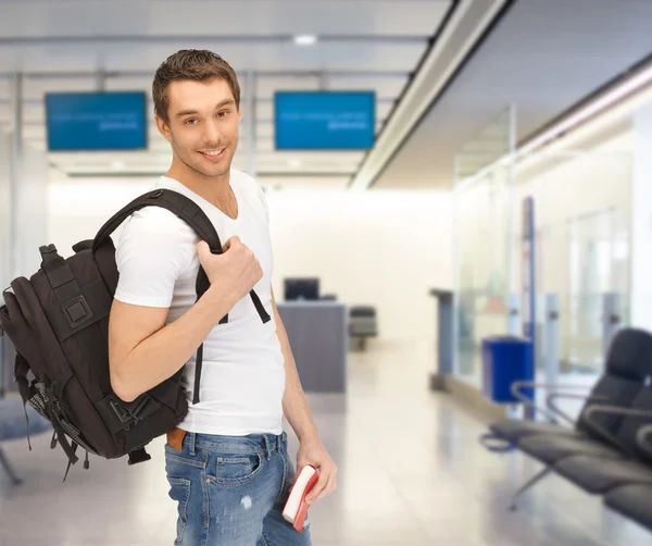 Uśmiechający się studentów z plecaka i książki na lotnisku — Zdjęcie stockowe