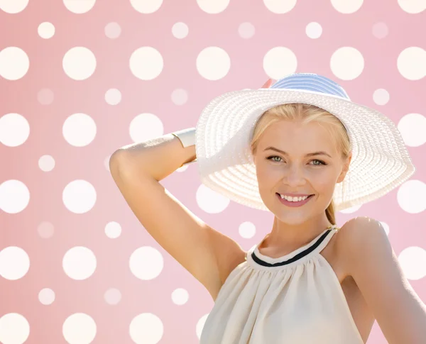 Mooie lachende vrouw in witte zomer hoed — Stockfoto