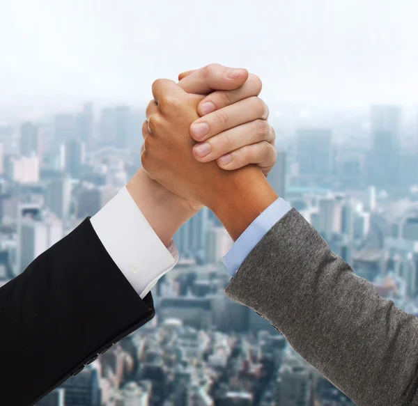 Manos de dos personas armwrestling — Foto de Stock