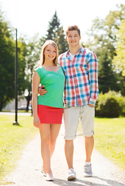 Sonriente pareja caminando en el parque — Foto de Stock