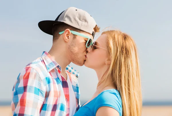 Adolescente pareja besándose al aire libre — Foto de Stock