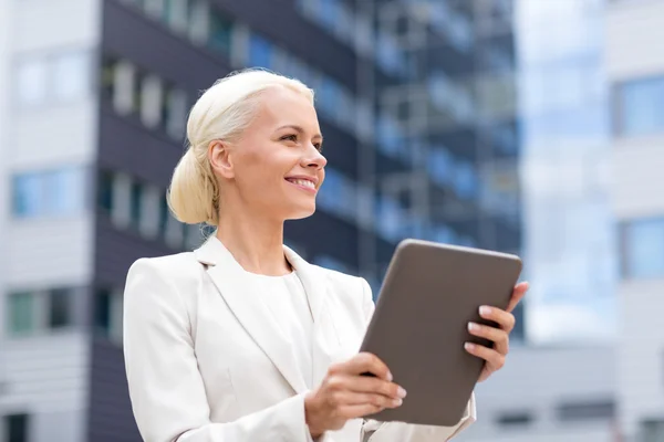 Mujer de negocios sonriente con tableta pc al aire libre —  Fotos de Stock