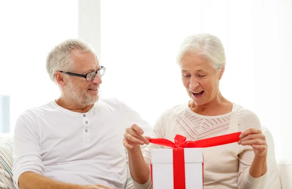 Glad senior par med presentförpackning hemma — Stockfoto