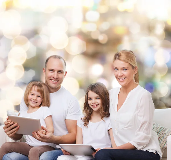 Glückliche Familie mit Tablet-Computern — Stockfoto