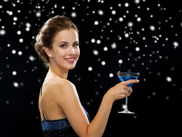 Lächelnde Frau mit Cocktail — Stockfoto