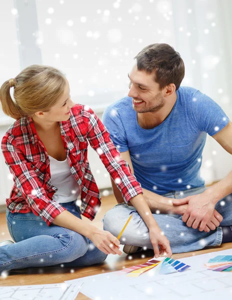 Sonriente pareja seleccionar el color de las muestras — Foto de Stock