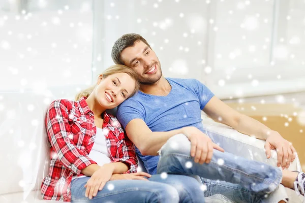 Casal sorridente relaxante no sofá em nova casa — Fotografia de Stock