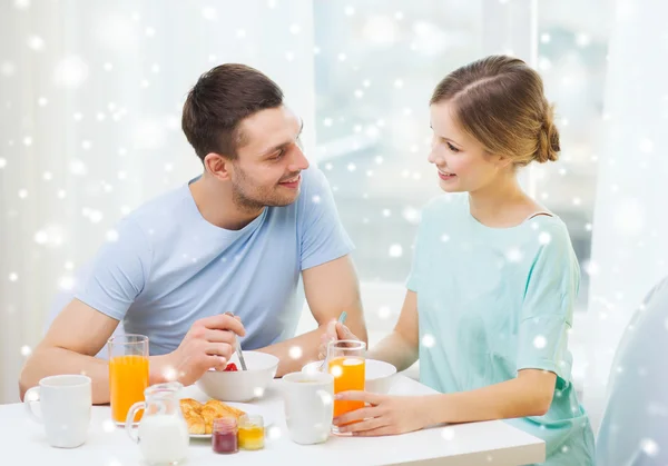 Coppia sorridente che fa colazione a casa — Foto Stock