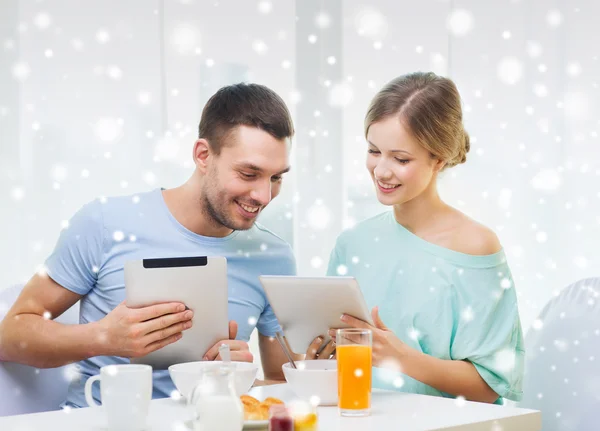 Coppia sorridente con tablet pc fare colazione — Foto Stock