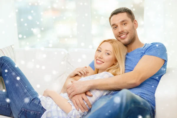 Glückliches Paar beim Umarmen zu Hause — Stockfoto