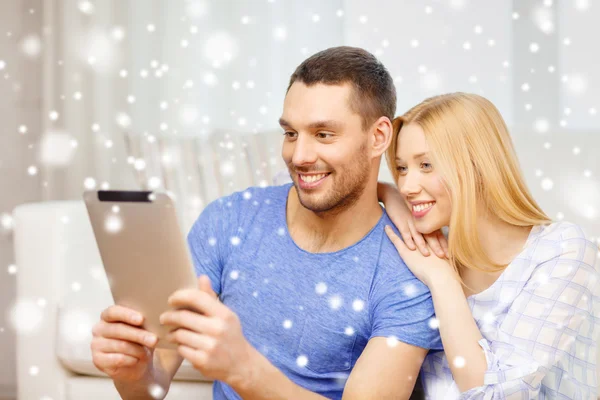 Sonriendo feliz pareja con la tableta PC en casa —  Fotos de Stock