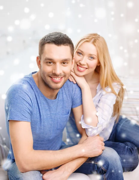 Feliz casal abraçando em casa — Fotografia de Stock