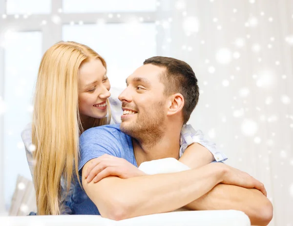 Feliz casal abraçando em casa — Fotografia de Stock