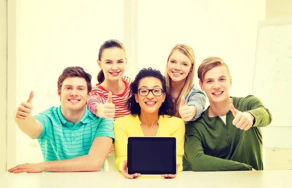 Estudantes sorrindo mostrando tablet pc tela em branco — Fotografia de Stock
