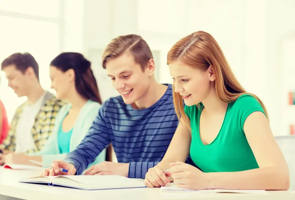 Studenti con libri di testo e libri a scuola — Foto Stock