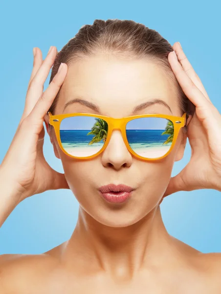 Ohromen dospívající dívka v sluneční brýle — Stock fotografie