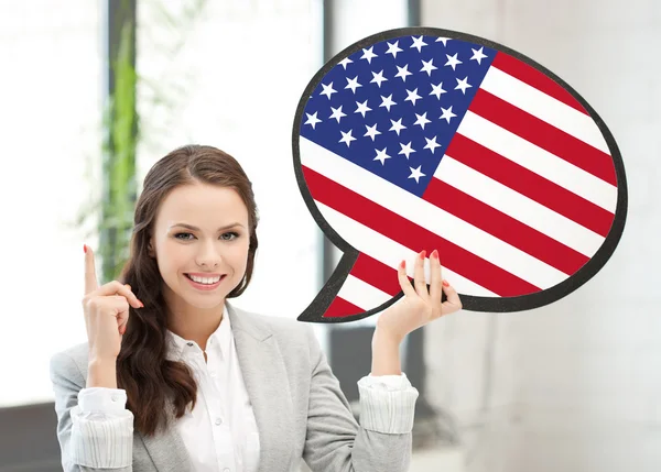 Femme souriante avec bulle de texte du drapeau américain — Photo