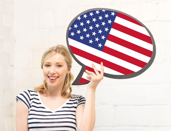 Donna sorridente con bolla di testo di bandiera americana — Foto Stock