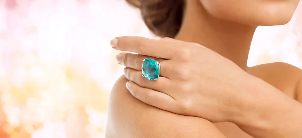 Primer plano de la mano de la mujer con gran anillo de cóctel azul — Foto de Stock
