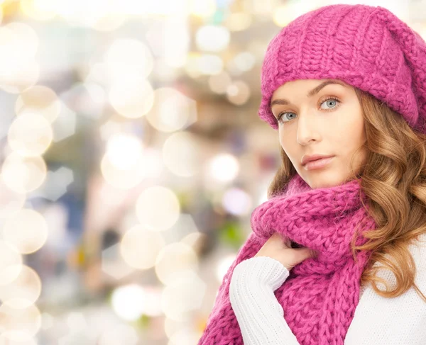 Giovane donna in abiti invernali — Foto Stock