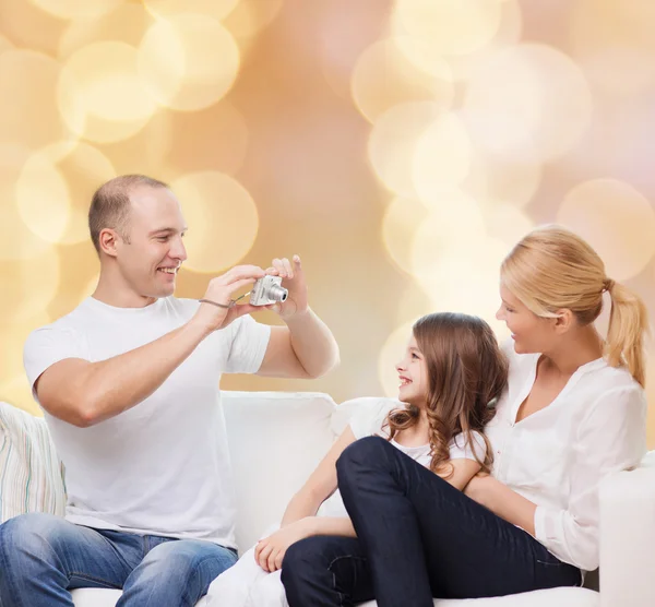 Famiglia felice con macchina fotografica a casa — Foto Stock