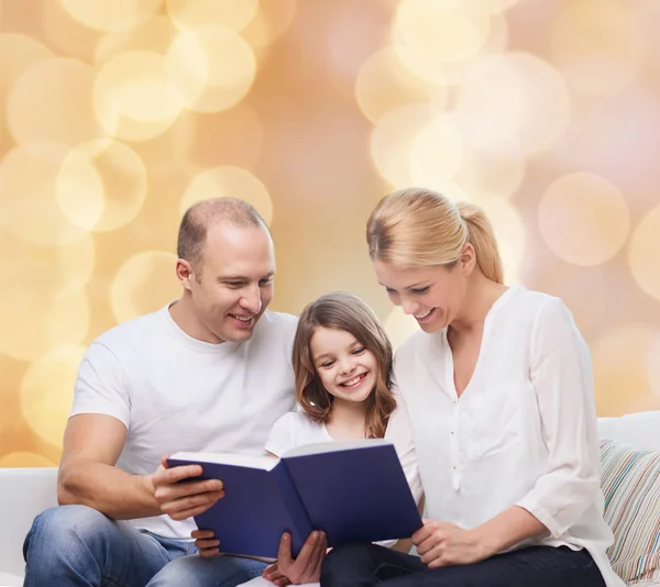 Famille heureuse avec livre à la maison — Photo