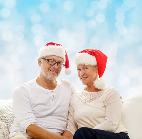 Feliz casal sênior em santa helper chapéus — Fotografia de Stock