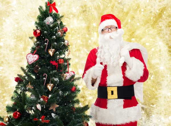 Papai Noel com saco e árvore de natal — Fotografia de Stock
