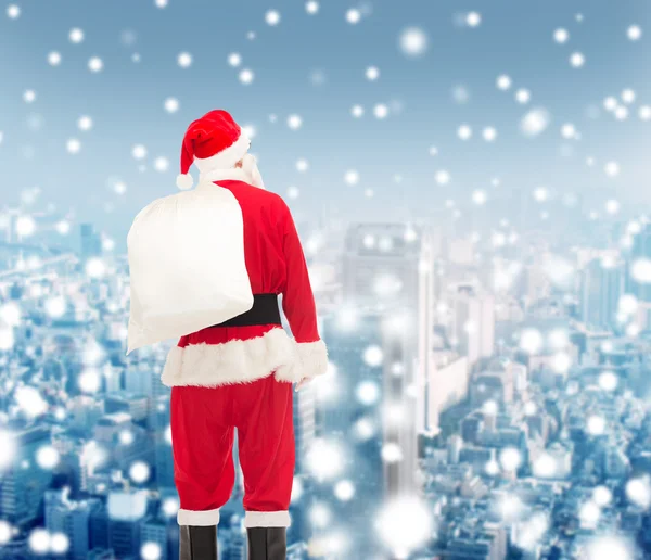 Homme en costume de Père Noël claus avec sac — Photo