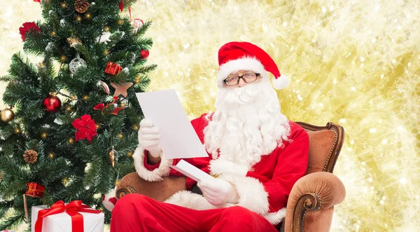 Homem em traje de santa claus com carta — Fotografia de Stock